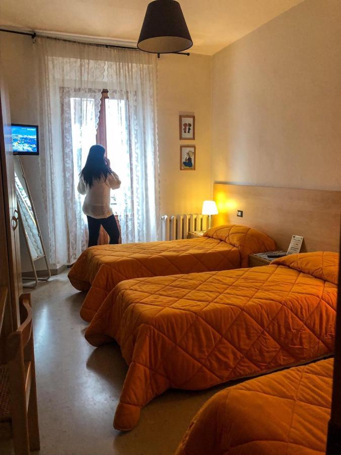 Albergo Ristorante La Torretta 카스틸리오네 델 페폴리 외부 사진
