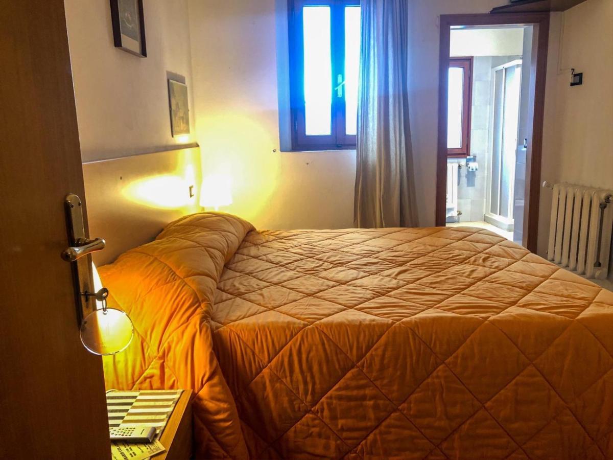 Albergo Ristorante La Torretta 카스틸리오네 델 페폴리 외부 사진