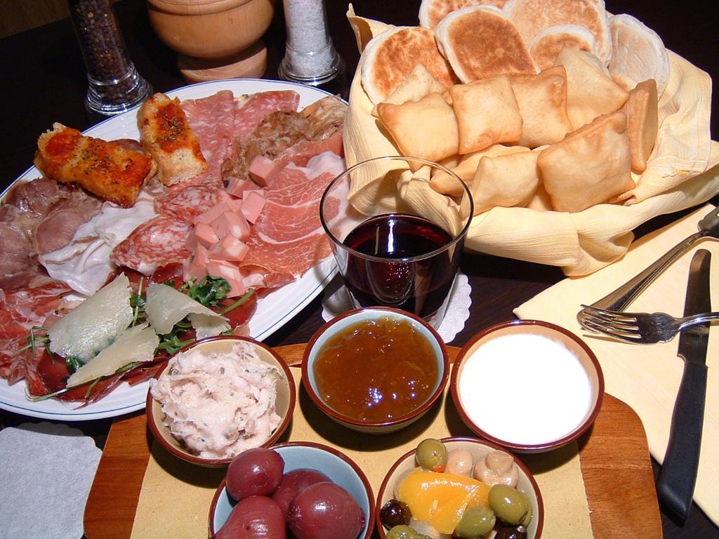 Albergo Ristorante La Torretta 카스틸리오네 델 페폴리 외부 사진