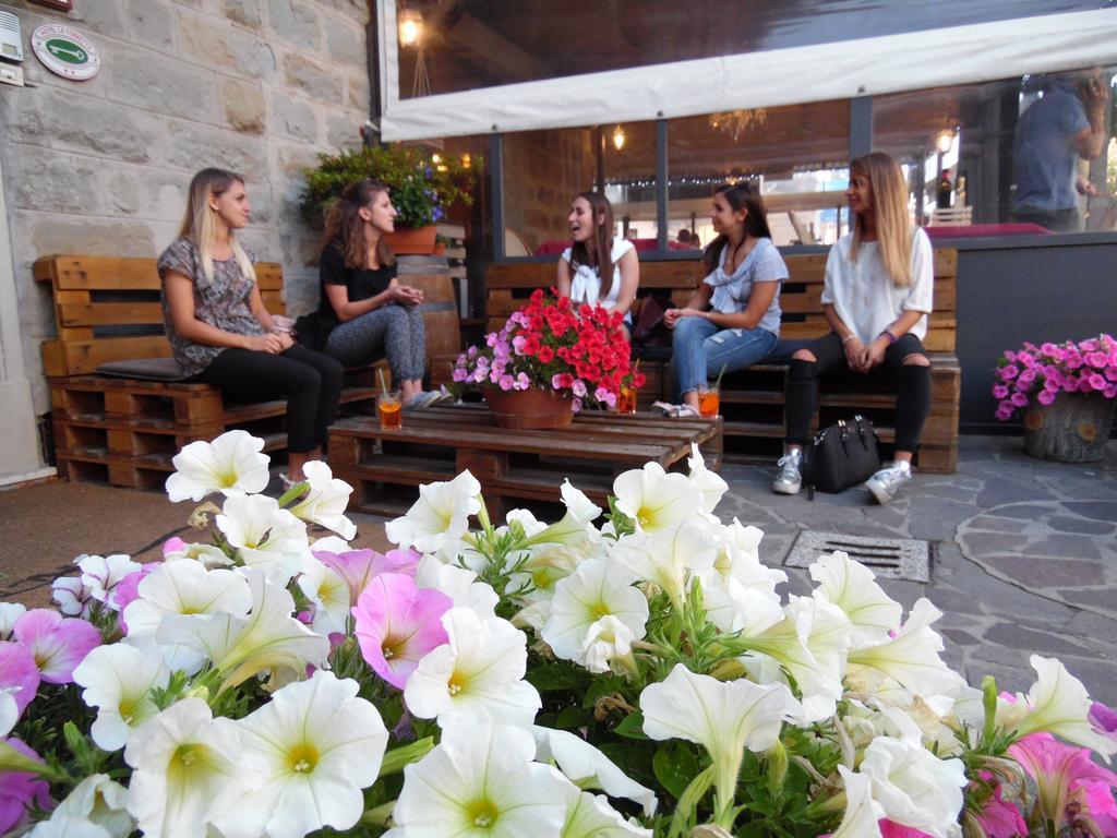 Albergo Ristorante La Torretta 카스틸리오네 델 페폴리 외부 사진